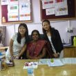 Nimphuti (l) en Sarda (r) met de principal van hun college